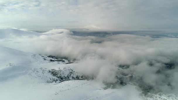 雾蒙蒙的冬季山中的空中风景 — 图库视频影像