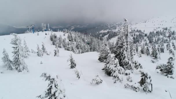 Uniculars Met Toeristen Gaan Naar Piste Terug Naar Het Skigebied — Stockvideo