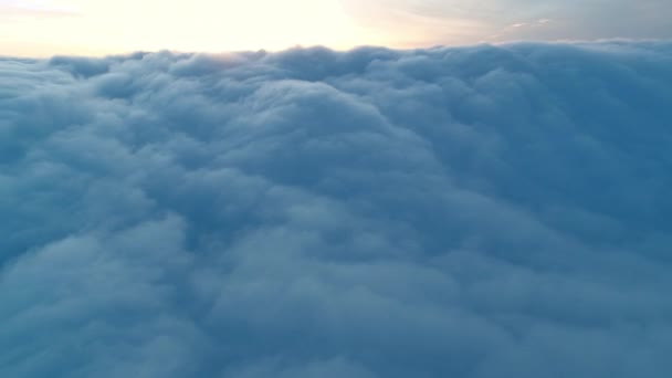 Vue aérienne des nuages de cumulus bleu magiques installés dans le ciel au coucher du soleil. Neige hivernale nuages de plomb accumulés contre le soleil couchant 