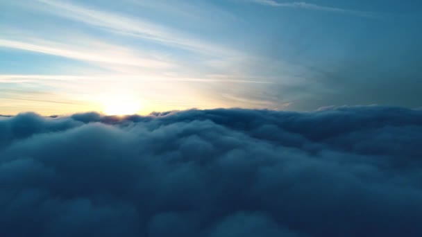 Vista Aérea Nuvens Mágicas Cúmulos Azuis Instaladas Céu Pôr Sol — Vídeo de Stock