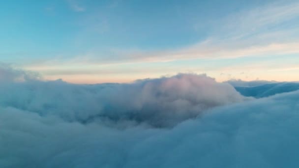 Luftaufnahme Magischer Blauer Kumuluswolken Die Sich Bei Sonnenuntergang Himmel Niederließen — Stockvideo