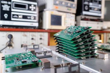 Bilgisayarlı mikroçipli birkaç sıra bilgisayar, ev aletleri ve ofis ekipmanlarının arka planında yer alıyor. Geçmiş yılların modası geçmiş teknolojisini kavra