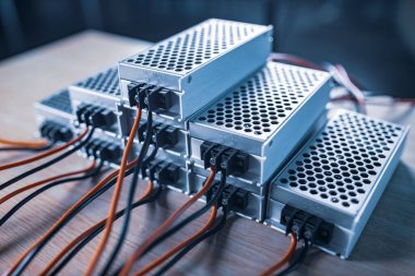 Elektrik kablolarını depolamak için kullanılan metal kutular ahşap bir masanın üzerinde duruyor. Askeri bir casus ekipmanı için yüksek teknoloji donanımı konsepti