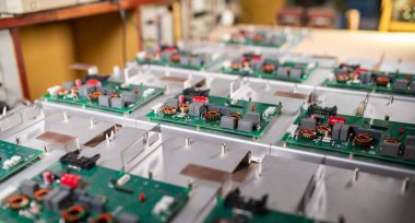 Mikro devreler ve bileşenler, süper modern askeri bilgisayar ve casus ekipmanı üretimi sırasında metal plakalarda yatar. Gizli askeri fabrika kavramı