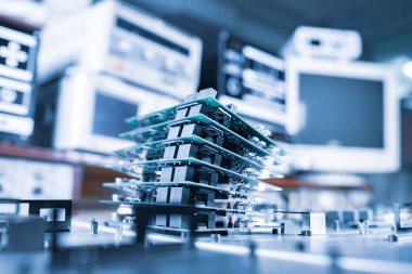 Modern bir kardiyoloji kliniği için süper modern bilgisayar ekipmanı üretiminde mikroçipler üst üste yığılmıştır. Güçlü özelleştirilmiş bilgisayar kavramı