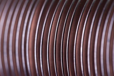 Gemiler ve uçak inşaatı için güçlü profesyonel ekipman üretimi için fabrikanın bakır levhaları yakın planda. Büyük elektronik parçalar kavramı. Reklam alanı