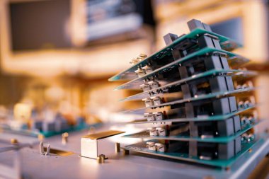 Modern bir kardiyoloji kliniği için süper modern bilgisayar ekipmanı üretiminde mikroçipler üst üste yığılmıştır. Güçlü özelleştirilmiş bilgisayar kavramı