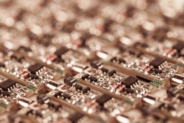 Bir hoparlör ve bilgisayarın ses parçaları üretiminde küçük mikro devreler yan yana yatar. Güvenilir ve yüksek kaliteli modern teknoloji kavramı