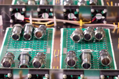 Metal bileşenler ve mikro devreler, video meyveli güçlü süper bilgisayarların üretimi sırasında metal bölümlerin üzerinde bulunur. Uzman madencilik bilgisayarlarının üretimi kavramı