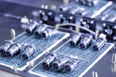 Metal bileşenler ve mikro devreler, video meyveli güçlü süper bilgisayarların üretimi sırasında metal bölümlerin üzerinde bulunur. Uzman madencilik bilgisayarlarının üretimi kavramı