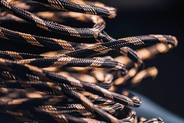 灰色のロープの皮のクローズアップは ロープの糸の生産で床にあります スポーツやレジャー機器のための強力なロープの概念 — ストック写真