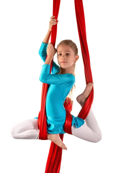 Alegre Niña Bonita Traje Gimnasia Azul Hace Trucos Una Cinta — Foto de Stock