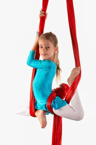 Menina Bonita Alegre Terno Ginástica Azul Faz Truques Uma Fita — Fotografia de Stock