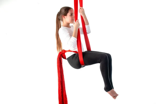 Menina Adolescente Bonito Uma Camisola Branca Leggings Pretos Fazendo Acrobacias — Fotografia de Stock