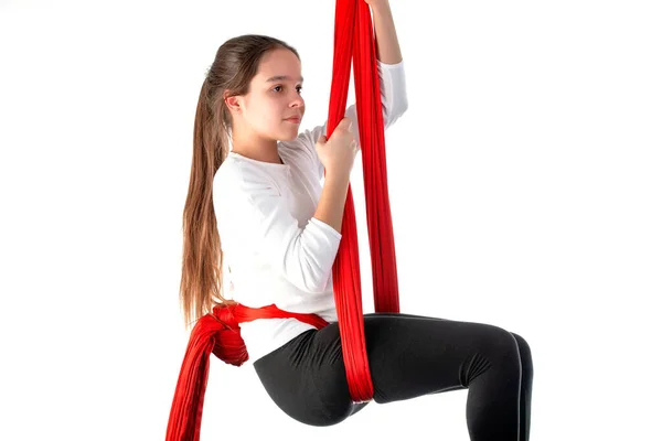 Menina Adolescente Bonito Uma Camisola Branca Leggings Pretos Fazendo Acrobacias — Fotografia de Stock