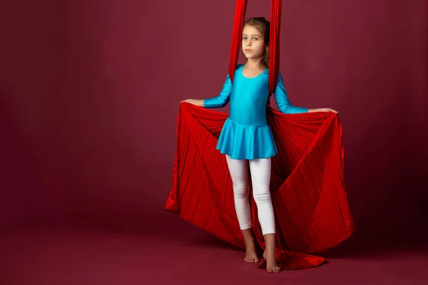 Очаровательная Маленькая Девочка Синем Спортивном Костюме Подготовленная Выступлению Красной Воздушной — стоковое фото