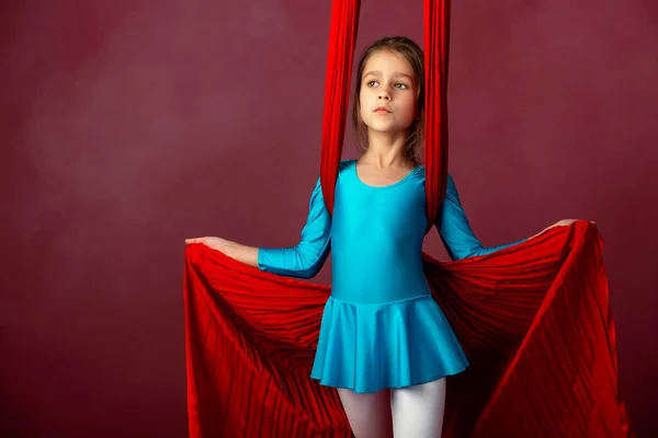 Очаровательная Маленькая Девочка Синем Спортивном Костюме Подготовленная Выступлению Красной Воздушной — стоковое фото
