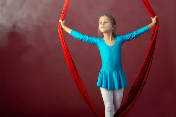 Бесстрашная Маленькая Девочка Синем Спортивном Костюме Показывает Воздушную Красную Ленту — стоковое фото