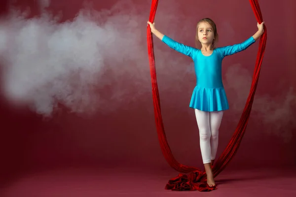 Jolie Petite Fille Courageuse Costume Gymnastique Bleu Montre Ruban Rouge — Photo