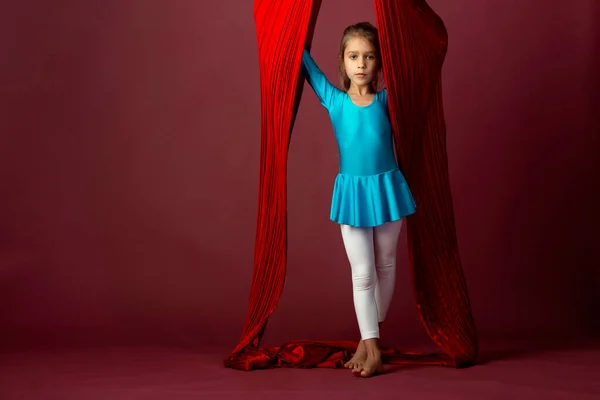 Charmante Petite Fille Costume Gymnastique Bleu Préparé Pour Performance Avec — Photo