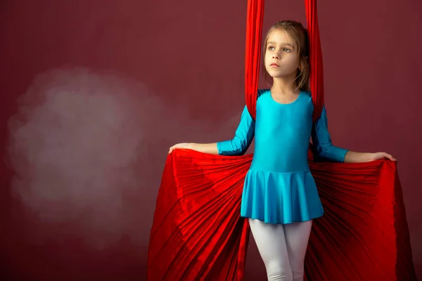 Бесстрашная Маленькая Девочка Синем Спортивном Костюме Показывает Воздушную Красную Ленту — стоковое фото