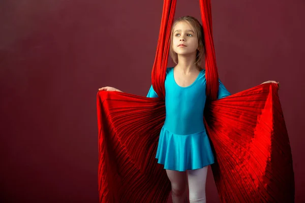 Charmante Petite Fille Costume Gymnastique Bleu Préparé Pour Performance Avec — Photo