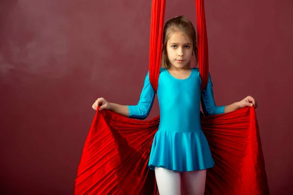 Ατρόμητο Όμορφο Κοριτσάκι Μπλε Στολή Γυμναστικής Δείχνει Μια Κόκκινη Κορδέλα — Φωτογραφία Αρχείου