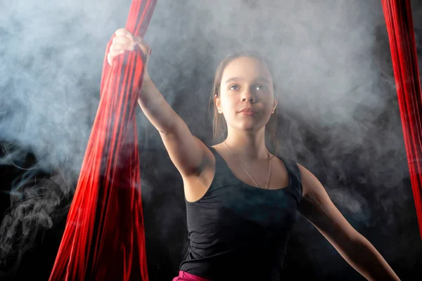 Retrato Adolescente Bonita Proposital Com Fitas Vermelhas Aéreas Fundo Preto — Fotografia de Stock