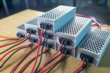 Elektrik kablolarını depolamak için kullanılan metal kutular ahşap bir masanın üzerinde duruyor. Askeri bir casus ekipmanı için yüksek teknoloji donanımı konsepti