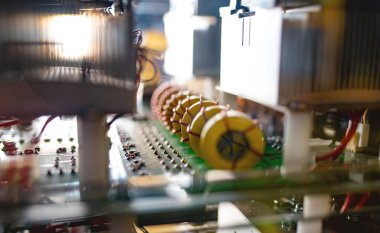 Askeri bir üsteki karmaşık ekipman ve mikro devreler. Düşmanları izlemek için süpernova casusluk teknolojisi kavramı. Son nesil askeri teçhizat.