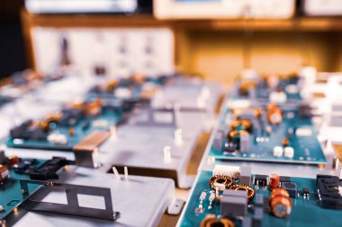 Mikro devreler ve bileşenler, süper modern askeri bilgisayar ve casus ekipmanı üretimi sırasında metal plakalarda yatar. Gizli askeri fabrika kavramı