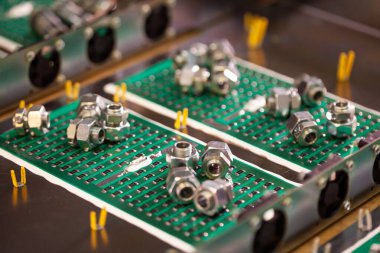 Metal bileşenler ve mikro devreler, video meyveli güçlü süper bilgisayarların üretimi sırasında metal bölümlerin üzerinde bulunur. Uzman madencilik bilgisayarlarının üretimi kavramı