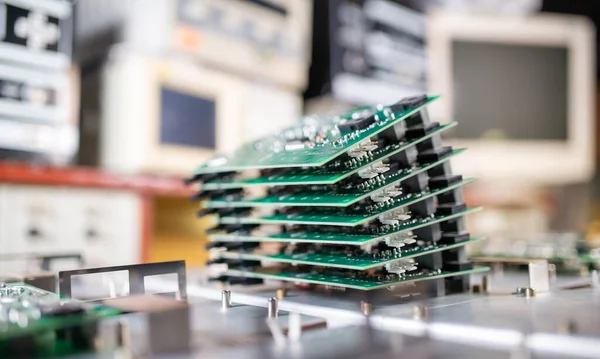 Los Microcircuitos Computadora Verde Primer Plano Apilan Uno Encima Del —  Fotos de Stock