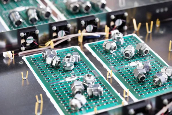 Componentes Metálicos Microcircuitos Estão Compartimentos Metálicos Durante Produção Casos Futuros — Fotografia de Stock