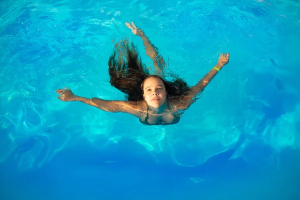 Top View Girl Teenager Swims Pool Warm Clear Blue Water — Stock Photo, Image