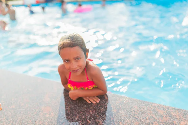 Feliz Niña Alegre Traje Baño Color Emerge Piscina Cálido Día — Foto de Stock