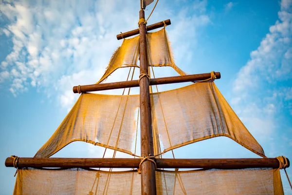 Vue Bas Mât Navire Aux Voiles Beiges Oscille Contre Ciel — Photo