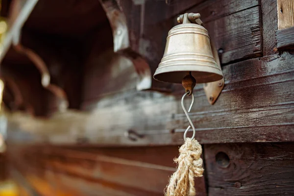 Bell Met Een Touw Hangt Aan Romp Van Een Houten — Stockfoto