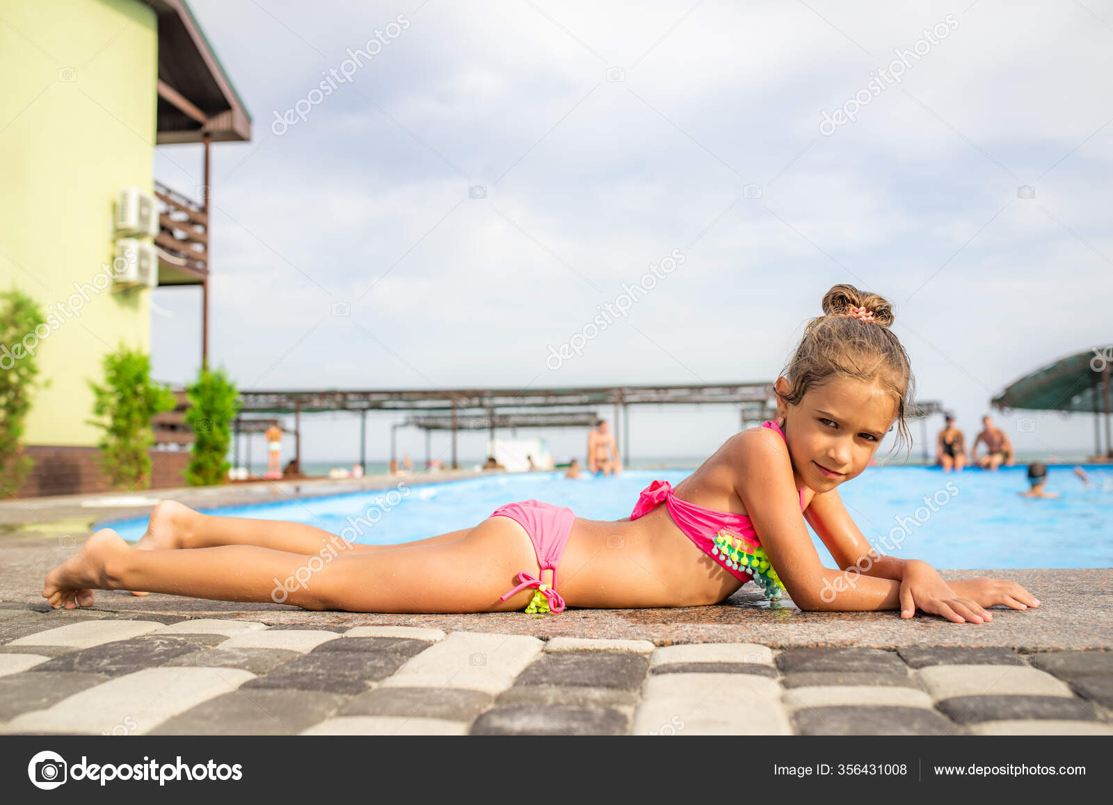 красивая девушка в купальнике на пляже | Дзен
