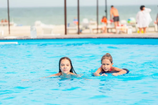 Dos Hermanas Pequeñas Nadan Una Gran Piscina Con Agua Azul — Foto de Stock