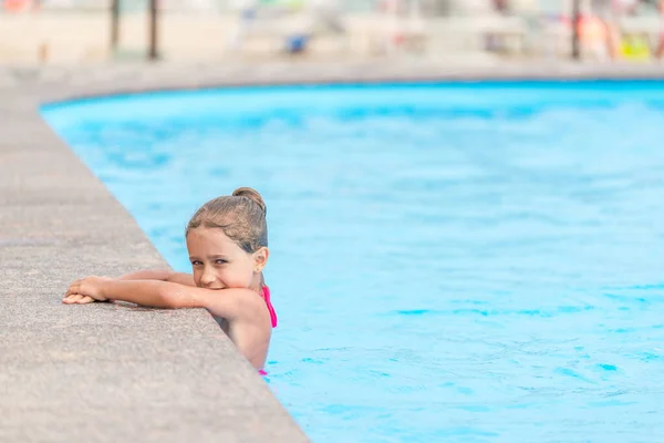 Adolescente Nada Agua Azul Claro Una Piscina Durante Unas Vacaciones — Foto de Stock