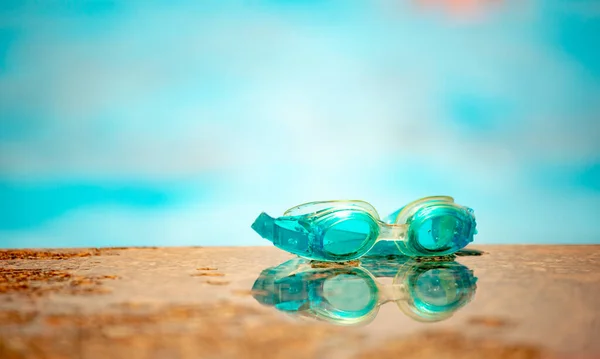 Einem Warmen Sommertag Liegen Wasserdichte Kinderschwimmbrillen Großaufnahme Auf Einer Holzoberfläche — Stockfoto