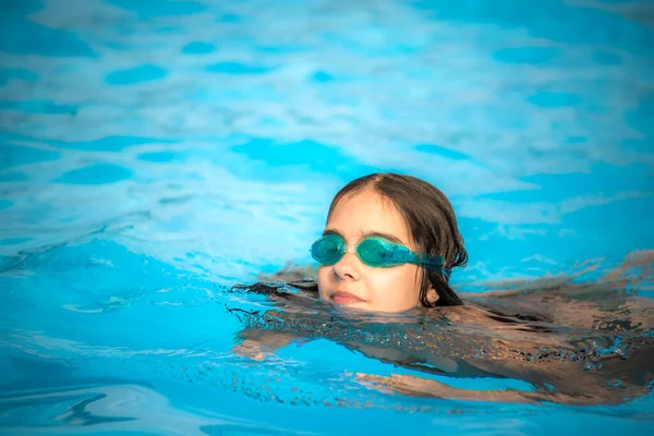 Ragazza Affascinante Adolescente Indossando Occhiali Impermeabili Piscina Nuota Nella Limpida — Foto Stock