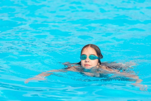 Okouzlující Dívka Teenager Nosit Vodotěsné Brýle Pro Bazén Plave Průzračné — Stock fotografie