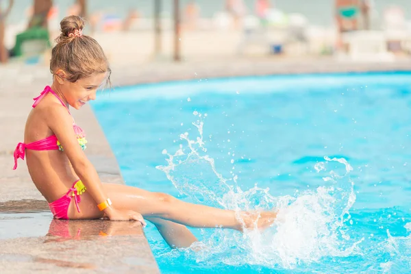 Vista Lateral Niñas Hermanas Nadan Piscina Salpica Agua Entre Durante — Foto de Stock