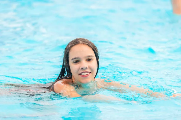 Tonårstjej Simmar Det Klarblå Vattnet Pool Semester Ett Varmt Tropiskt — Stockfoto