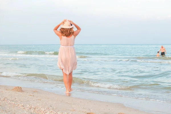 Bela Jovem Grávida Feliz Vestido Verão Luz Abraçando Sua Barriga — Fotografia de Stock