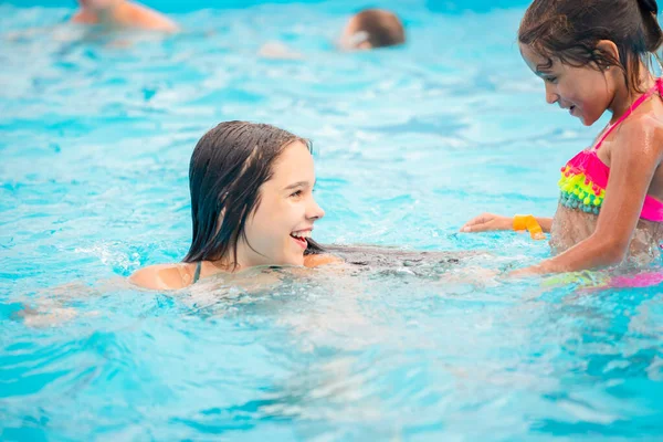 Två Söta Småsystrar Simmar Poolen Semestern Solig Varm Sommardag Begreppet — Stockfoto