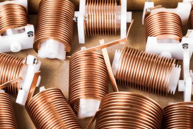 Yakın çekim için plastik mantarlara takılmış bir sürü düz bakır kablo daha güçlü yüksek frekanslı alıcı-alıcı-verici üretimi için