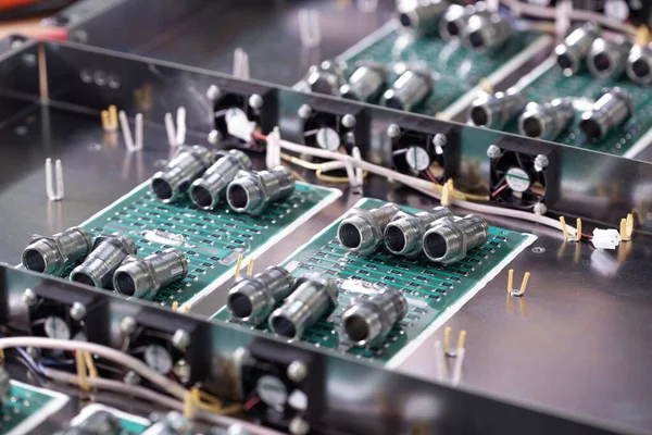 Yakından metal fındıklar ve silindirler pompa ve kazan fabrikasındaki yeşil bir mikro devrede yatıyor. Bahçe ve ev aletleri kavramı